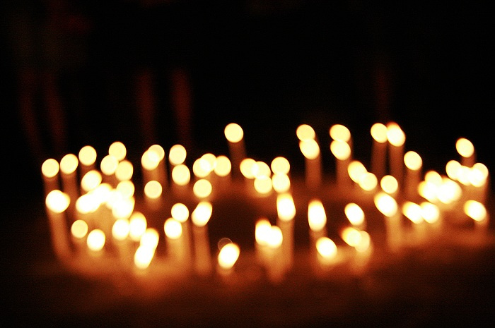 校园悼念灾区点蜡烛活动.