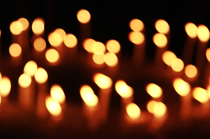 校园悼念灾区点蜡烛活动.
