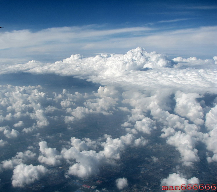 【飞机上拍到的漂亮的朵朵白云摄影图片】长春