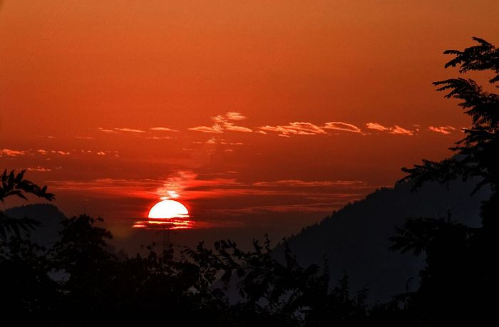 日出山涧