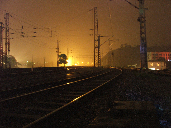 【夜色下的铁路摄影图片】郴州火车站风光旅游