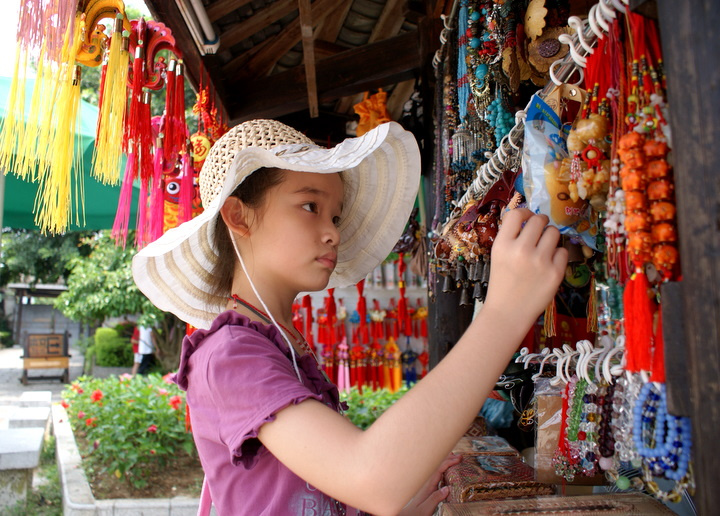 【戴草帽的小姑娘摄影图片】桂林风光旅游摄影