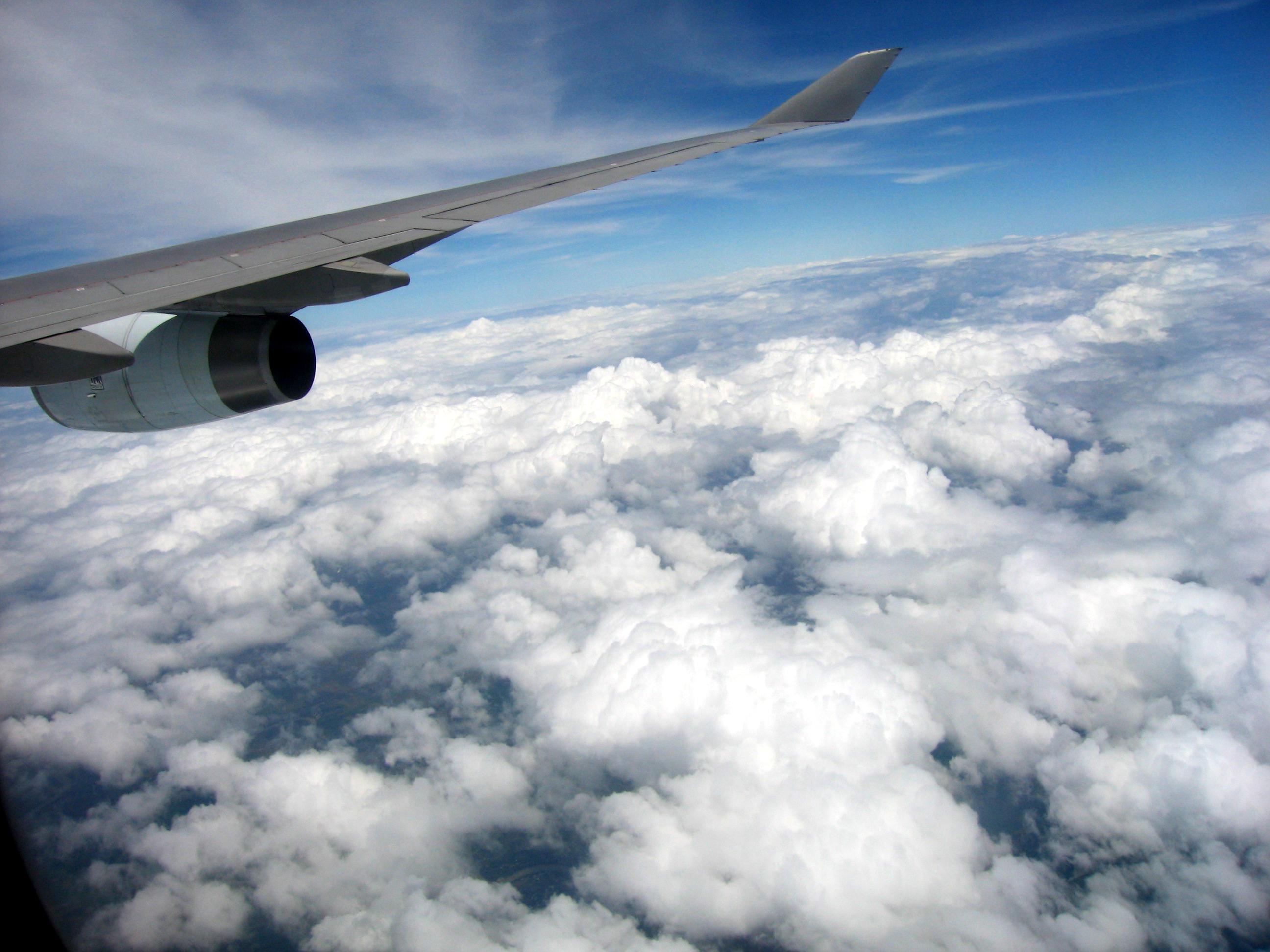 飞机在飞越云层上空图片下载 - 觅知网