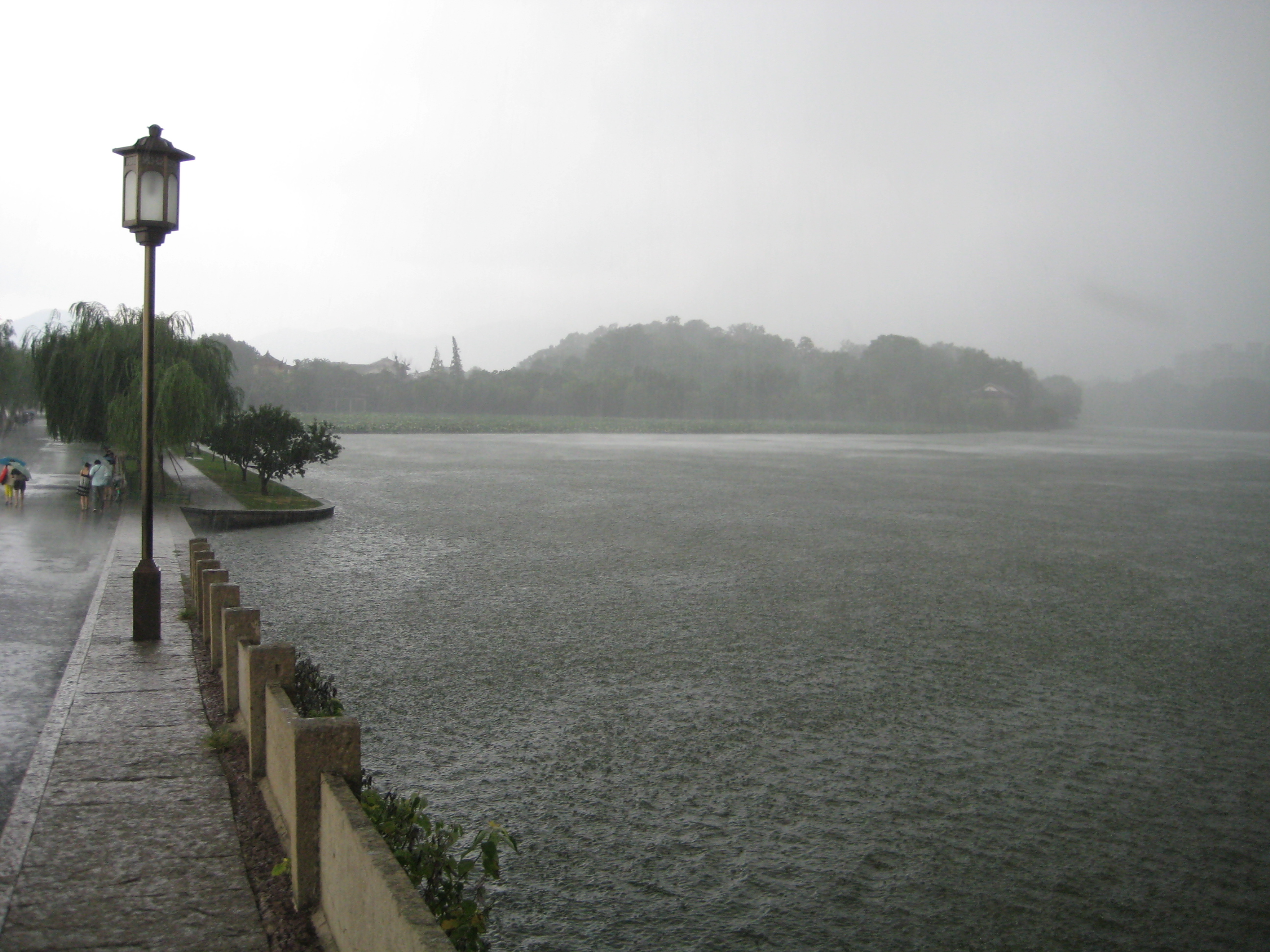雨雾中的杭州西湖|摄影|风光|NGBUN - 原创作品 - 站酷 (ZCOOL)