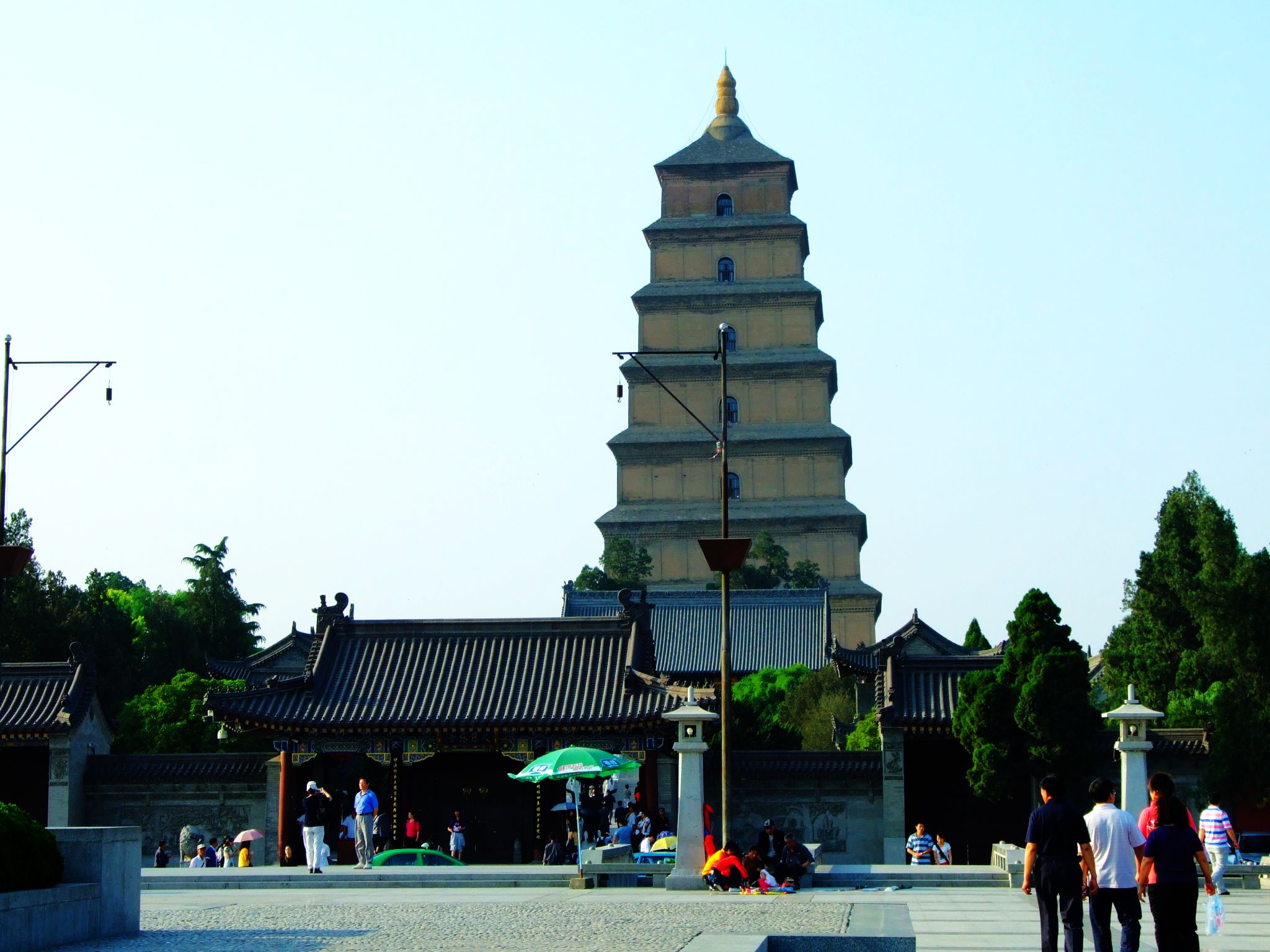 【携程攻略】西安大雁塔景点,唐代大雁塔原是唐朝皇帝为西行印度取得的佛经而建，塔前有玄奘的塑像…