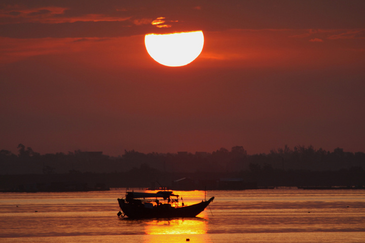 【太阳在海的那一边摄影图片】海边沿海线风光