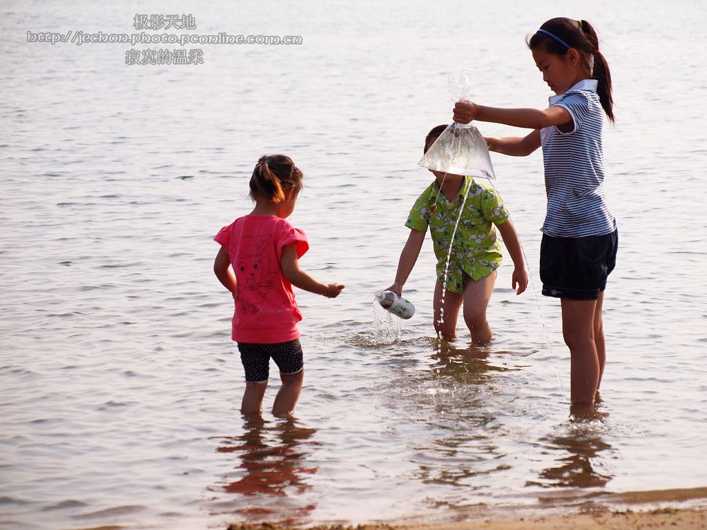 【海边玩耍的小孩摄影图片】海南海口海滩纪实摄影_小天赐草_太平洋电脑网摄影部落