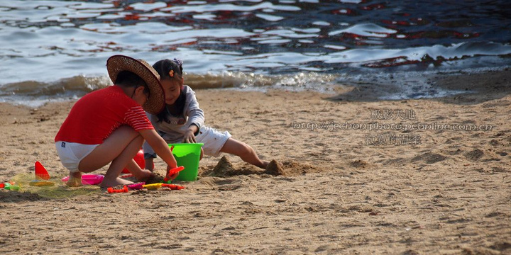 【沙滩玩耍的小孩2摄影图片】石化风光摄影