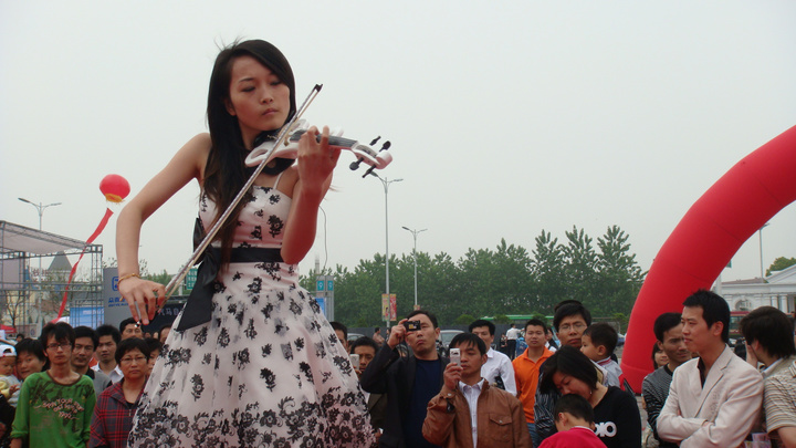 2009中国合肥家博会之拉小提琴的女子!(19p)