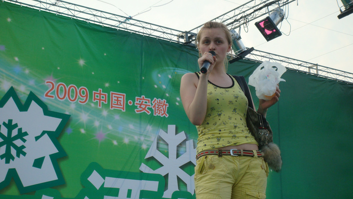 【2009雪花啤酒节上的乌克兰女歌手!(13p)摄影