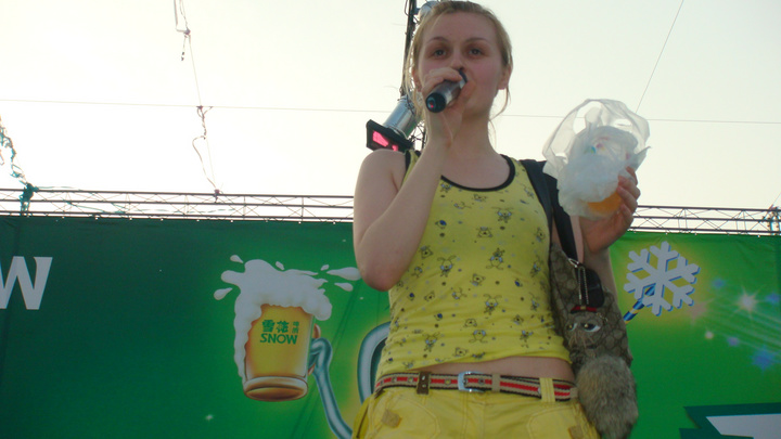 【2009雪花啤酒节上的乌克兰女歌手!(13p)摄影