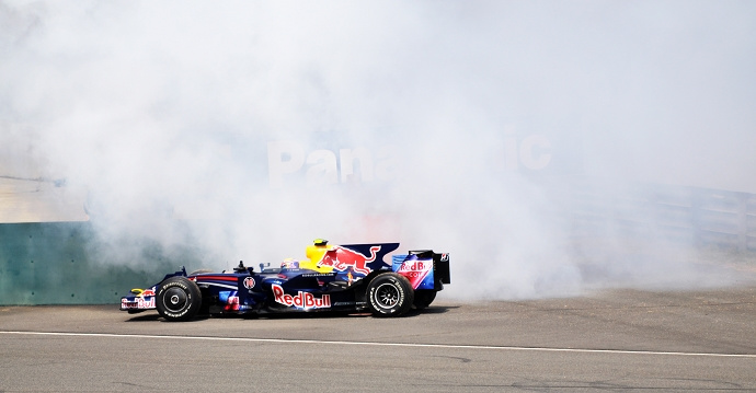 【F1红牛车队马克韦伯的赛车出事故摄影图片