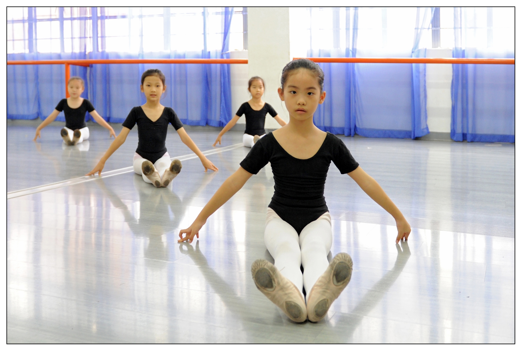 少儿练习舞蹈基本功应该注意哪些问题?-学习幼儿舞蹈基本功要注意什么