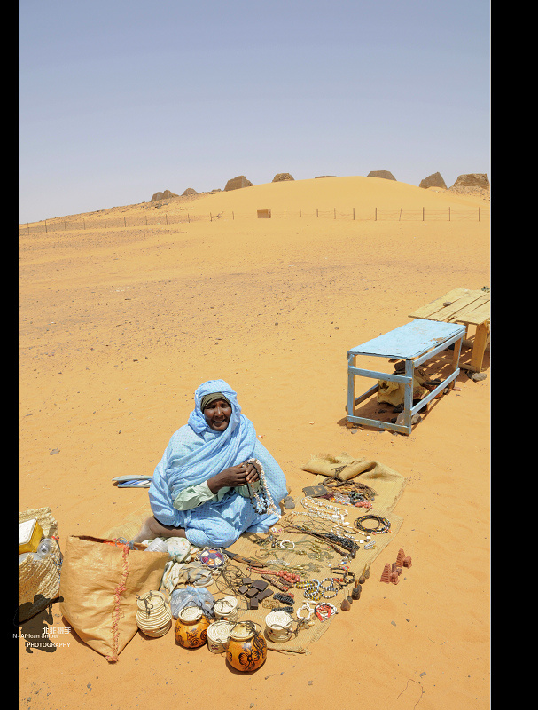 【荒漠中的金字塔之二摄影图片】苏丹风光旅游
