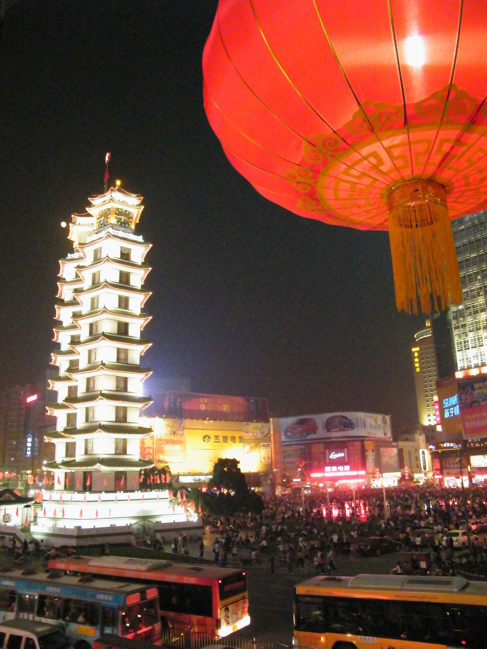 节日中的二七纪念塔夜景