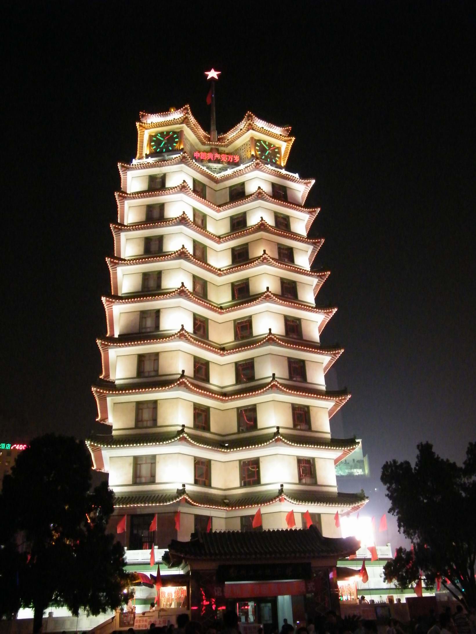 节日中的二七纪念塔夜景