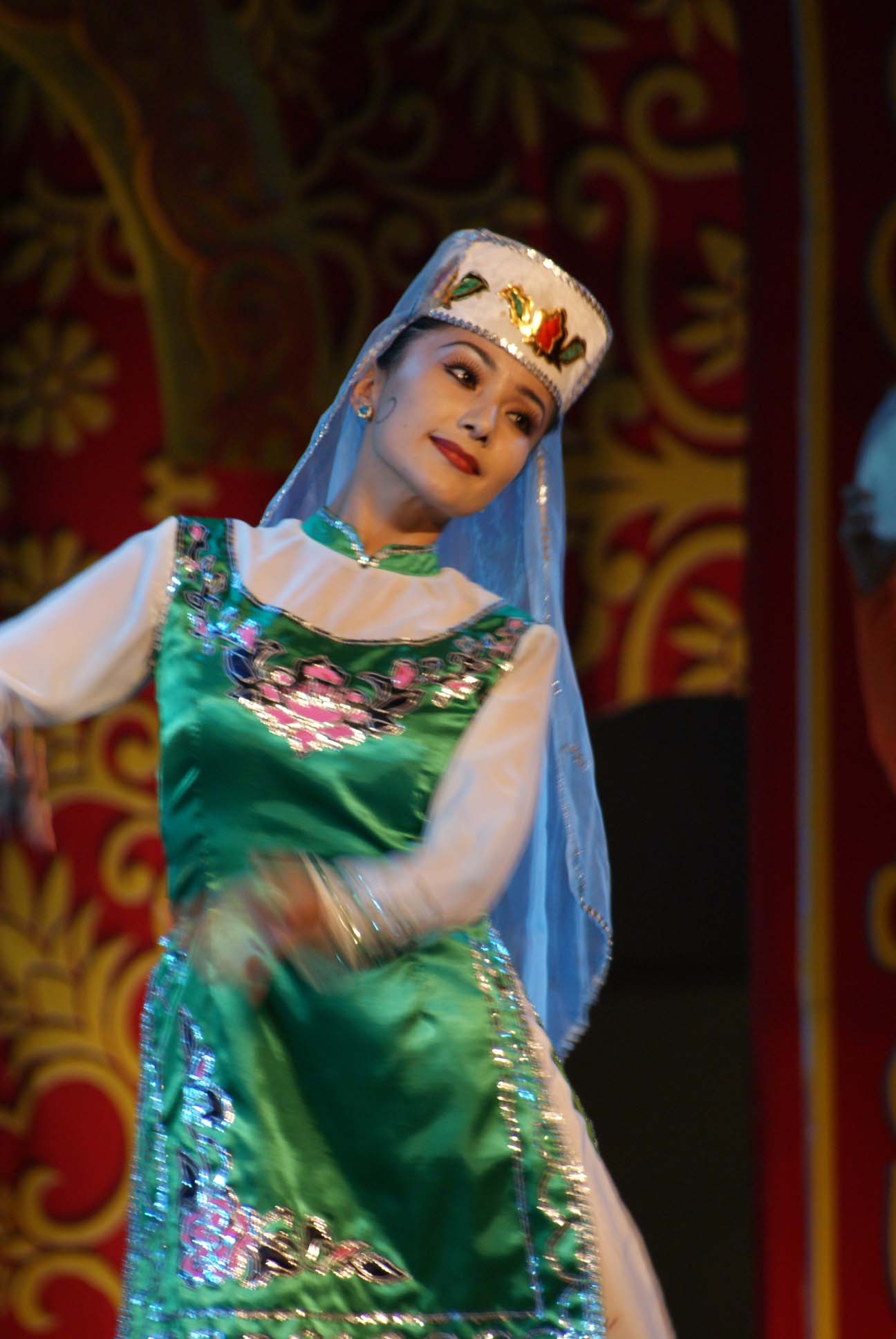 安徽合肥：美丽的新疆姑娘跳舞真好看_凤凰网视频_凤凰网