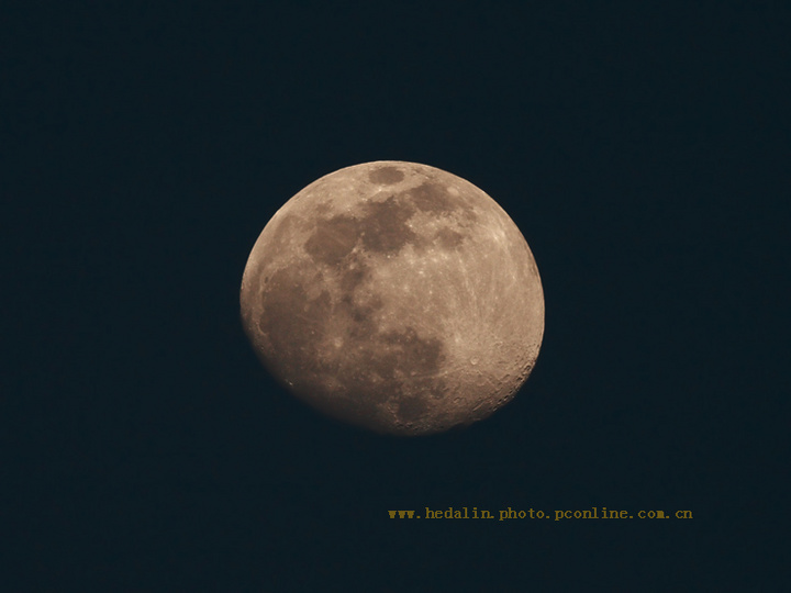 【今天的月亮摄影图片】广东省佛山市电视塔旁