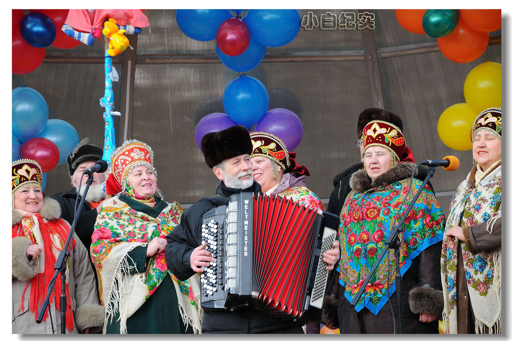 白俄罗斯庆祝传统服饰日 养眼美女穿刺绣服装惊艳