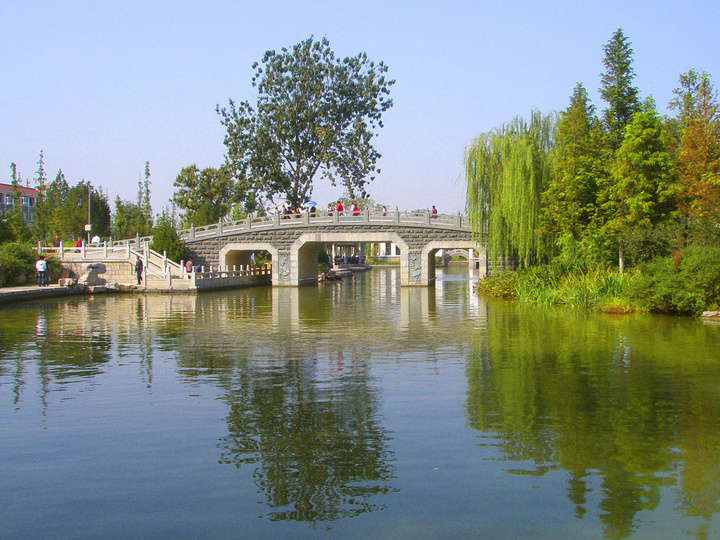 【济南市的大明湖新景区摄影图片】济南市市区