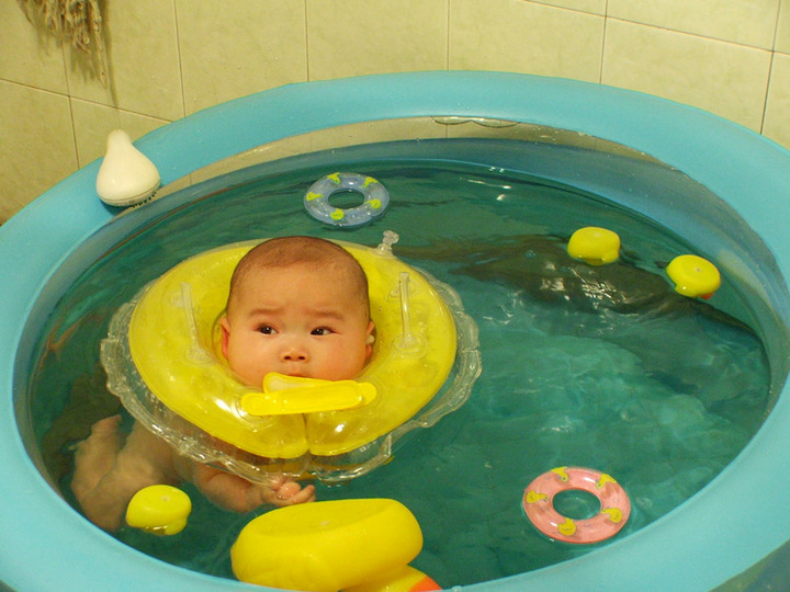 【幼儿成长记录--洗澡摄影图片】室内纪实摄影
