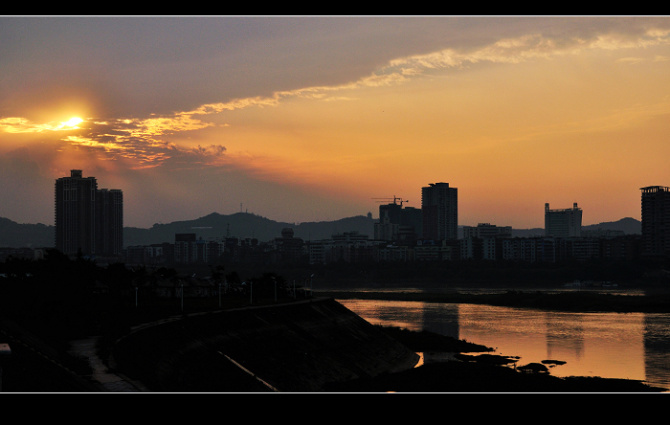 【那一抹金色的阳光摄影图片】江东大道风光摄