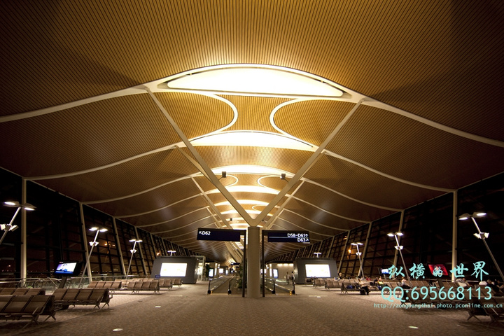 上海浦东国际机场二期航站楼金属扣板吊顶高空桥式悬挂移动脚手架施工