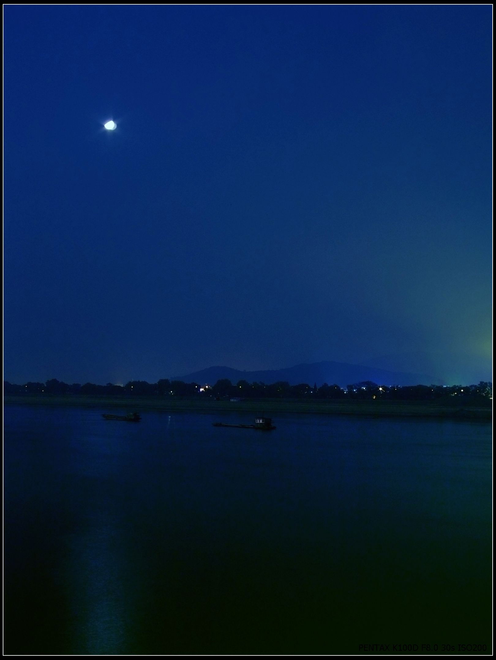 明月素材摄影夜晚湖水平静像镜面一样倒映着天边的明月和岸边的树木