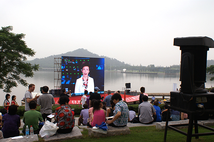 【上海日全食观测记录摄影图片】上海月湖公园