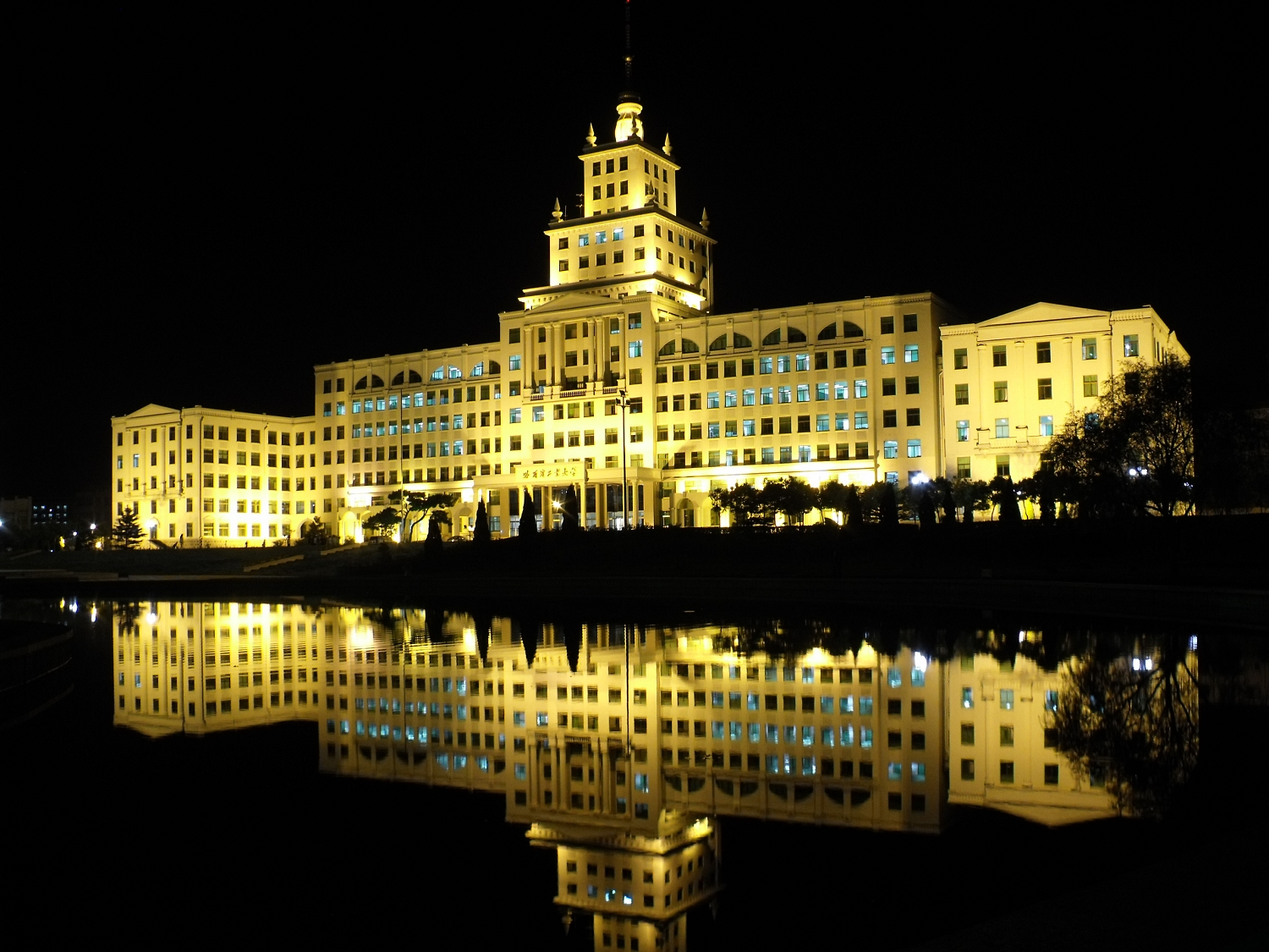 【哈工大(威海)夜景摄影图片】哈尔滨工业大学