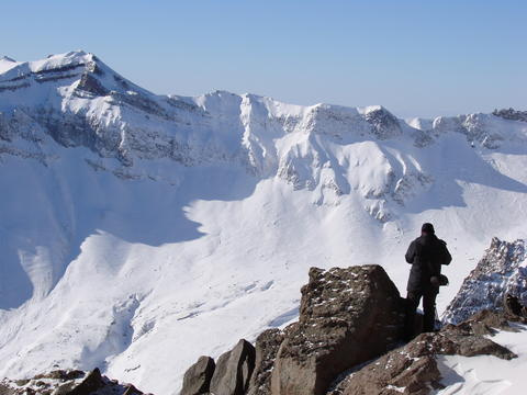 【寒冬腊月勇敢攀登长白山主峰的摄影爱好者摄