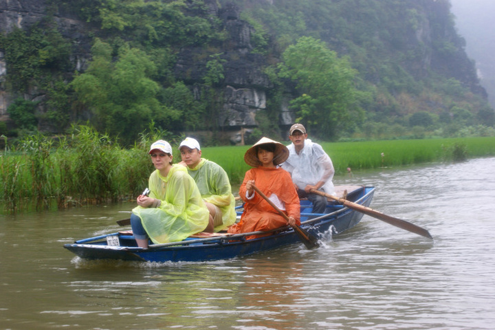 作品简介 陆龙湾(tam coc,三古)位于宁平省(ninh binh),离开河内大约