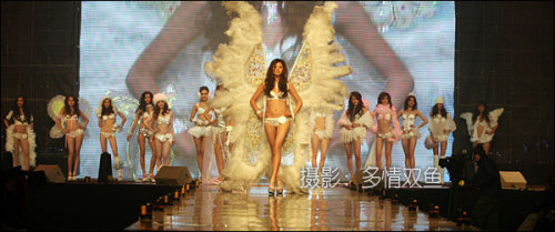 "封面女孩大赛"瑞丽专属模特泳装show