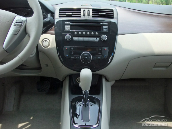 2011款日产骐达 1.6cvt 豪华版