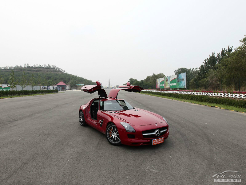 红色奔驰SLS AMG 2011款 SLS AMG外观图片