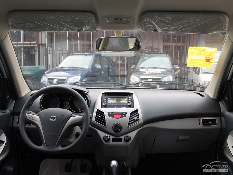 眾泰Z200HB內(nèi)飾