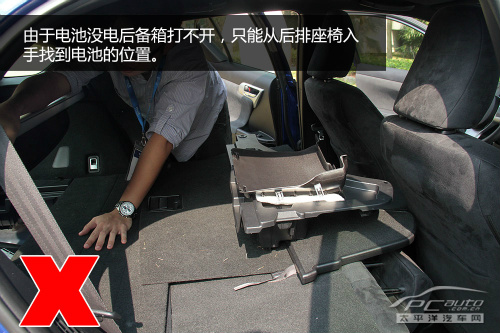 简单又快捷 雷克萨斯CT200h的搭电方法