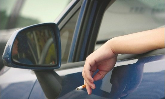 开车时不宜抽烟