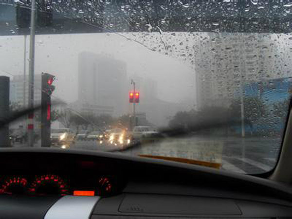 下雨天汽车保养要点及时洗车勿穿车衣