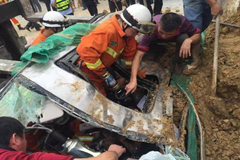 寶馬逆行遭泥頭車側(cè)翻壓扁，司機(jī)上輩子一定是拯救了銀河系！