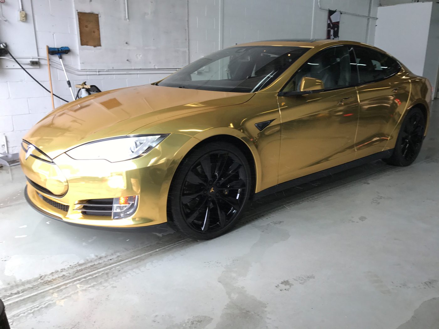 最耀眼的改装车 土豪金特斯拉Model S P85D