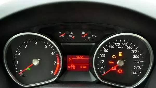 你的汽车油表指针也会忽高忽低吗？原来是因为...