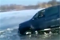 大皮卡冰上陷車，竟然用這種方法脫困...