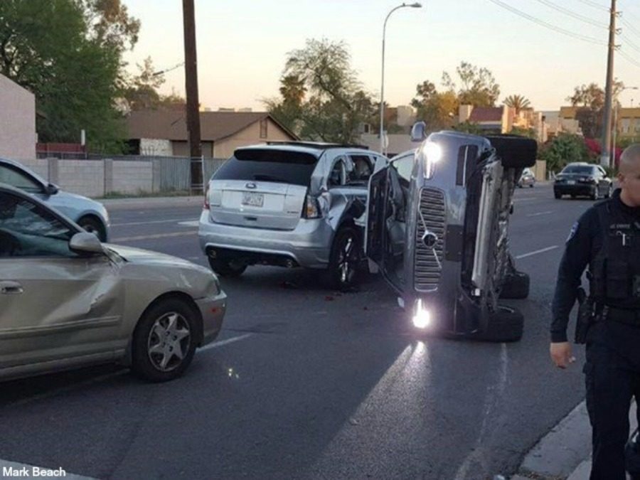 一辆无人驾驶翻车 优步暂停整个车队测试