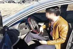 拆座椅方便驗(yàn)車？信謠言司機(jī)坐馬扎開車被罰