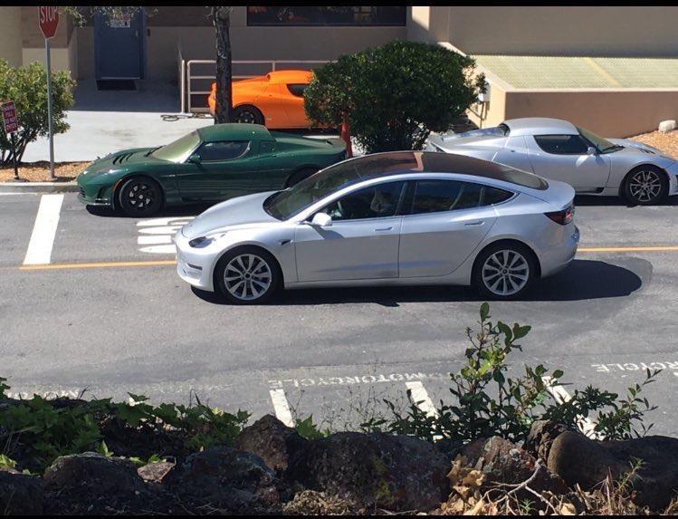 发布倒计时 银色特斯拉Model 3曝光