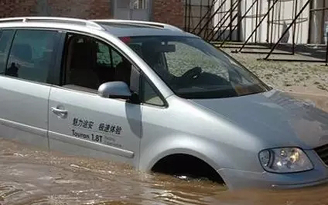 暴雨來(lái)襲！老司機(jī)教你如何通過涉水路段！