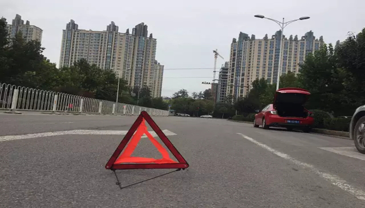 老司機上路,沒氣爆胎了,教你高效換備胎