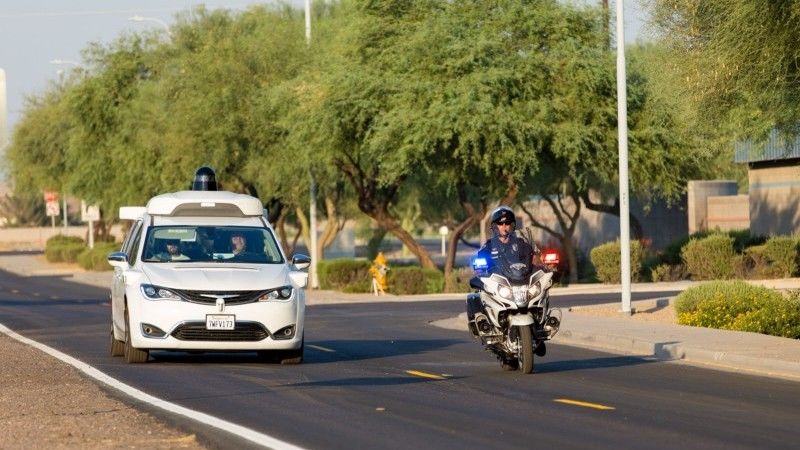 视频：谷歌工程师竟然这样教无人驾驶躲警车！
