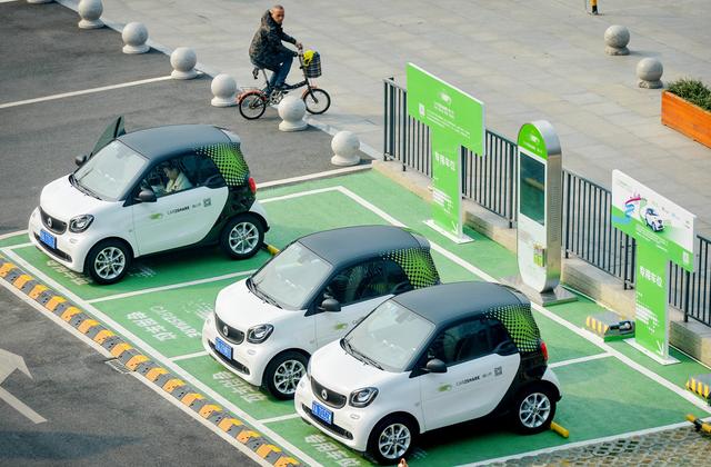 共享汽車鎖人半小時(shí)，只好砸窗救人，還很多人不知道車內(nèi)怎么開(kāi)門